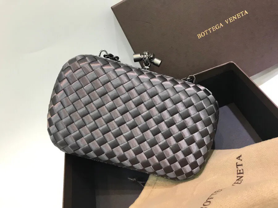 The latest and most popular Knot clutch from the 8651 counter is made of exquisite Japanese silk fabric with snakeskin piping. It looks elegant when worn cross-body or in the hand. It can also be carried by petite girls and can hold 2 iPhone X phones. Size: 20cm*12cm